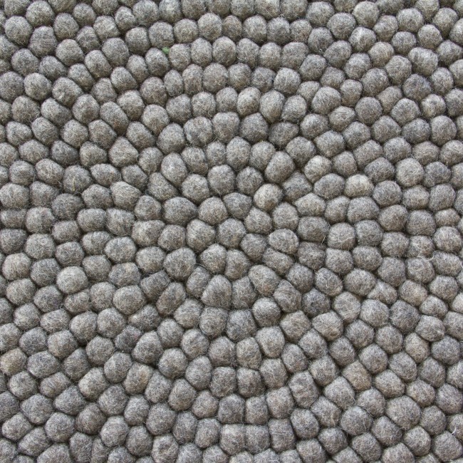 grå kugletæppe af filt og uldkugler