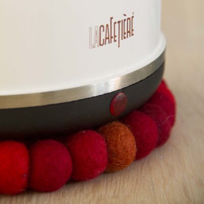 rød bordskåner af uldkugler