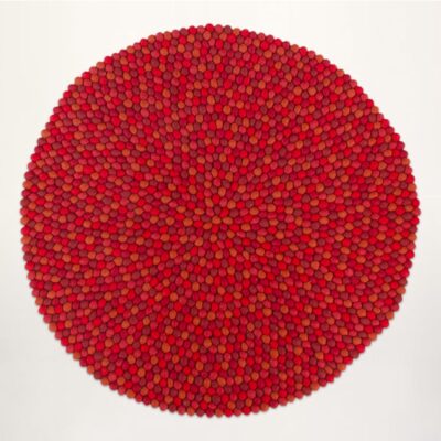 rød kugletæppe med forskellige nuancer af rød