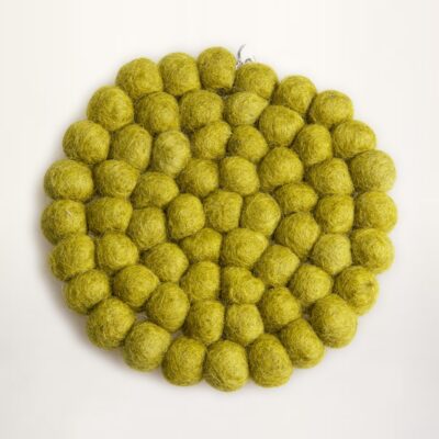 grøn coaster af uldkugler