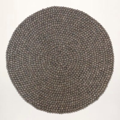 graa kugletæppe i naturlige farver