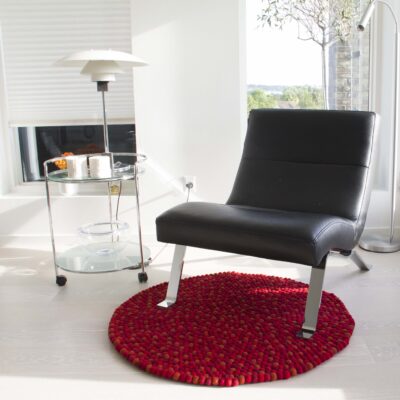 rød kugletæppe i nyt hus