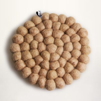 Sand farvet coaster af uldkugler