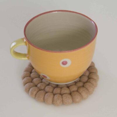 10 cm coaster i beige og uldkugler