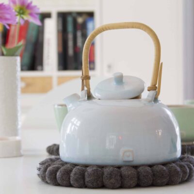 grå bordskåner og te kande