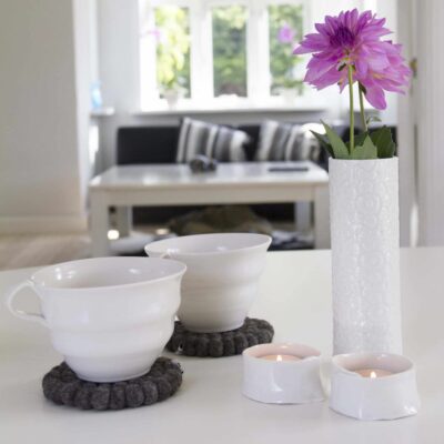 grå coaster og te kande