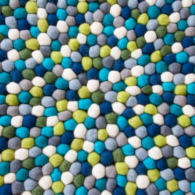 billigt kugletæppe i blå, grøn og hvid