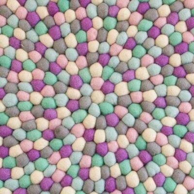 Rundt tæppe i pastel farver