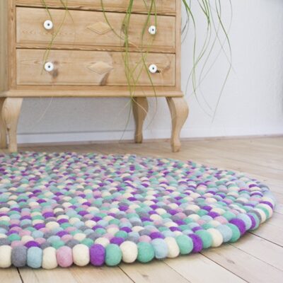 Pastel farvet rundt tæppe