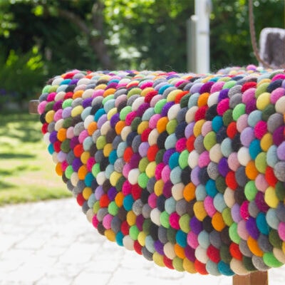 Multifarvet kugletæppe udenfor i solen