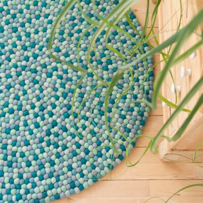 Rundt tæppe i blå nuancer