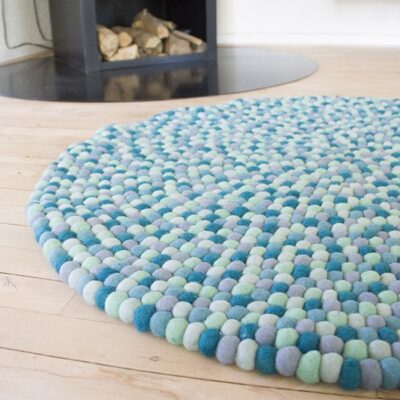 Rundt kugletæppe i blå farver