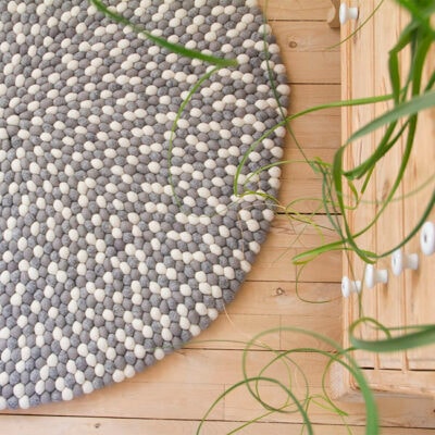 Gråt kugletæppe med skank og grøn plante