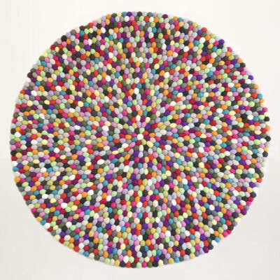 Rundt multifarvet kugletæppe i portæt