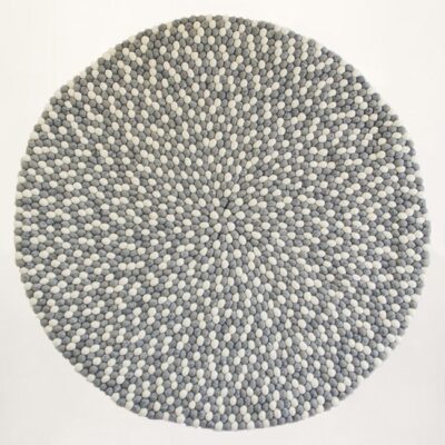 rundt kugletæppe i grå nuancer