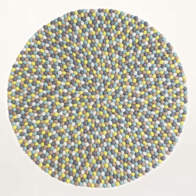 kugletæppe i gul, grøn, lys blå og grå nuancer