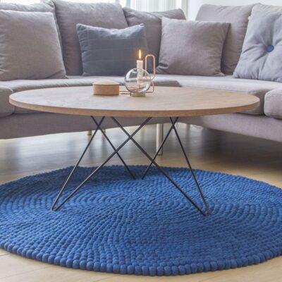 blå kugletæppe i indretning af stue