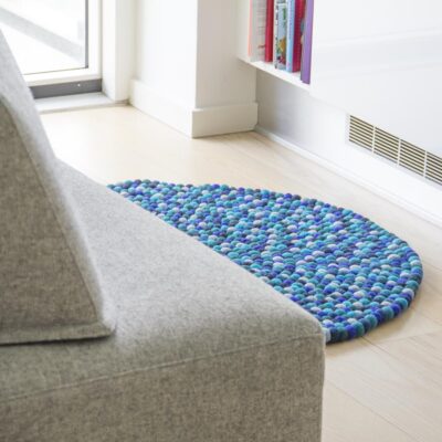 blå kugletæppe i lejlighed