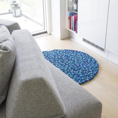 blå kugletæppe i lejlighed