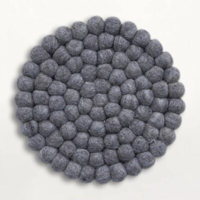 lys grå bordskåne lavet i uldkugler i samme stil som kulgetæpperne