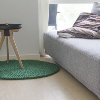 grøn kugletæppe i stue