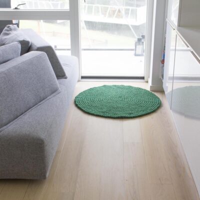 grøn kugletæppe i køkken