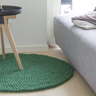 grøn kugletæppe i stue