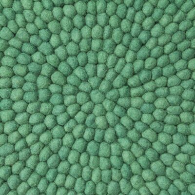 grøn kugletæppe i uldkugler tæt på