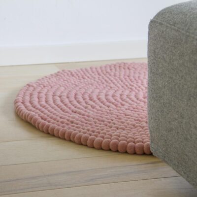 lyserød kugletæppe i stue