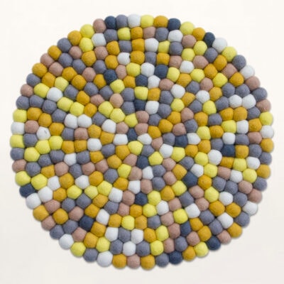 gul og grå stolehynde i uldkugler