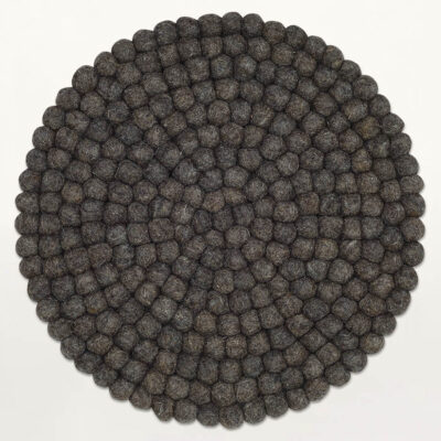 mørk grå stolehynde i uldkugler