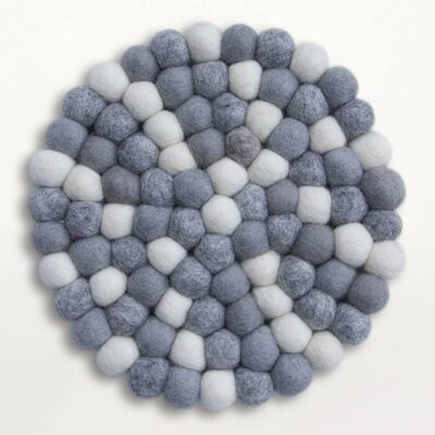 lys grå bordskåne lavet i uldkugler i samme stil som kulgetæpperne