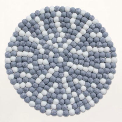 stolehynde i grå lavet af uldkugler i samme stil som kugletæpperne