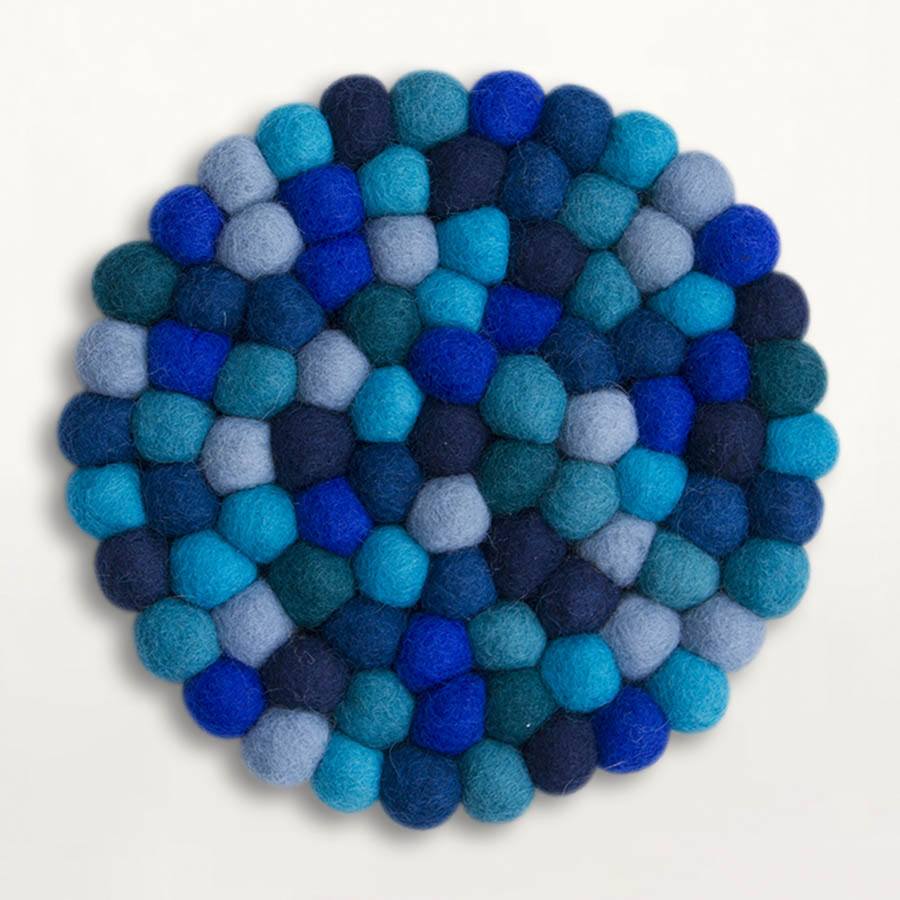 blå bordskåne lavet i uldkugler i samme stil som kulgetæpperne