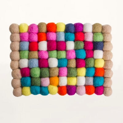 firkantet bordskåner i multifarvet uldkugler med en beige kant