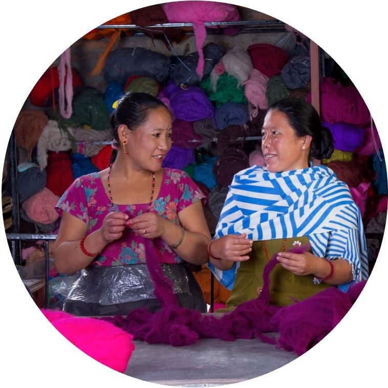 kvinder i nepal der laver tæpper